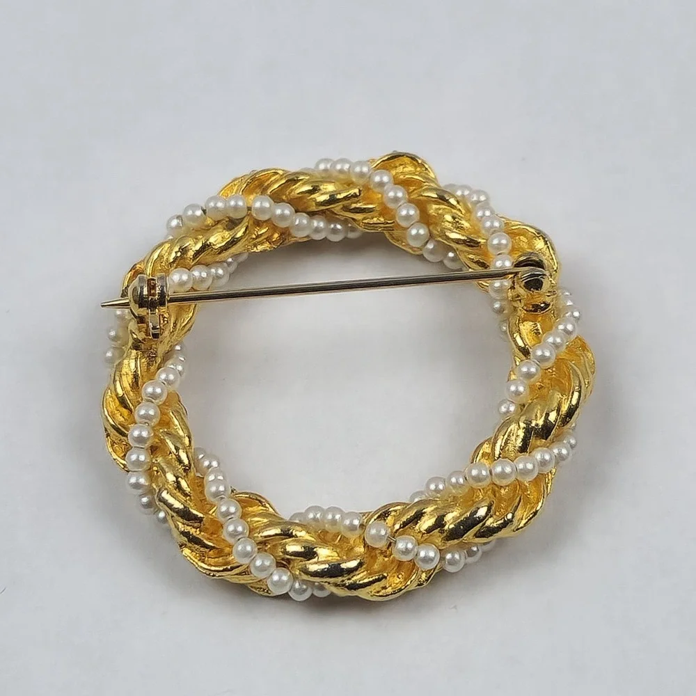 Vintage Faux Pearl‎ & Gold Tone Circular Brooch